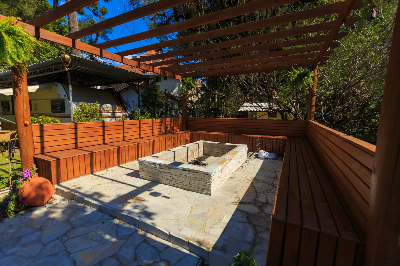 gazebo vs pergola difference