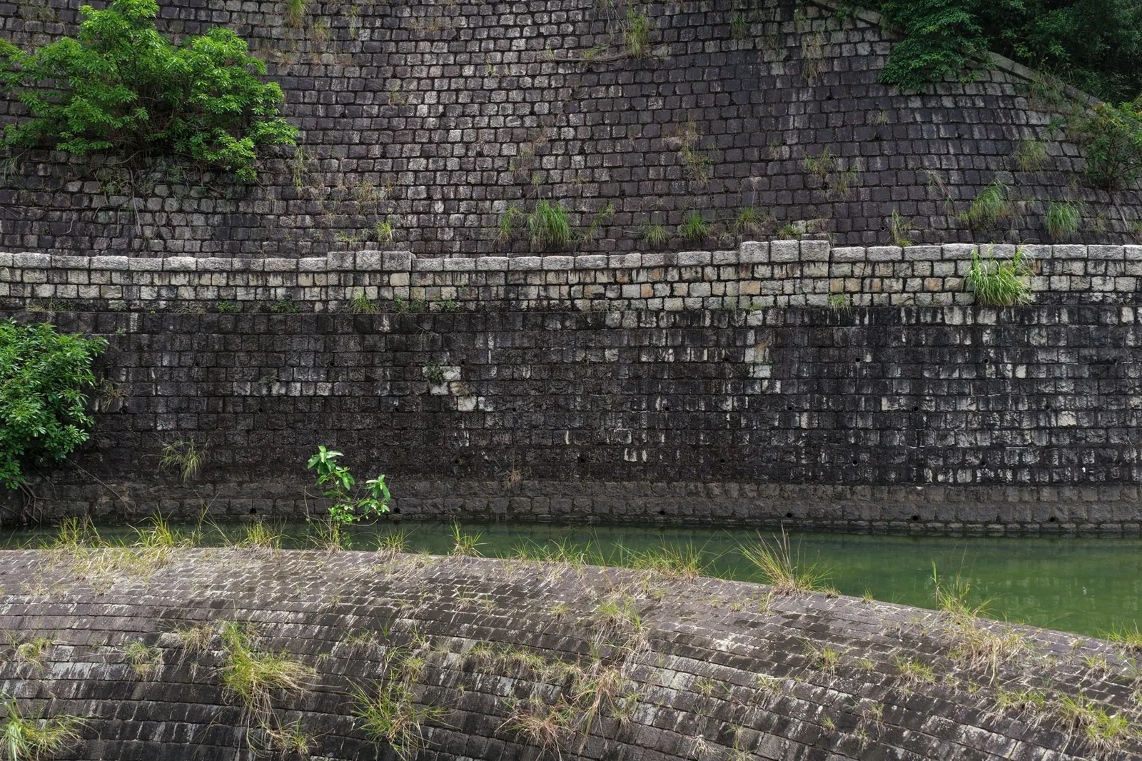 Retaining wall cost per square foot shown by material as an installed-cost comparison