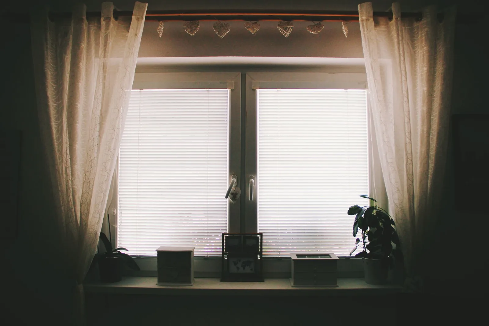 Window replacement cost varies by frame and glass package